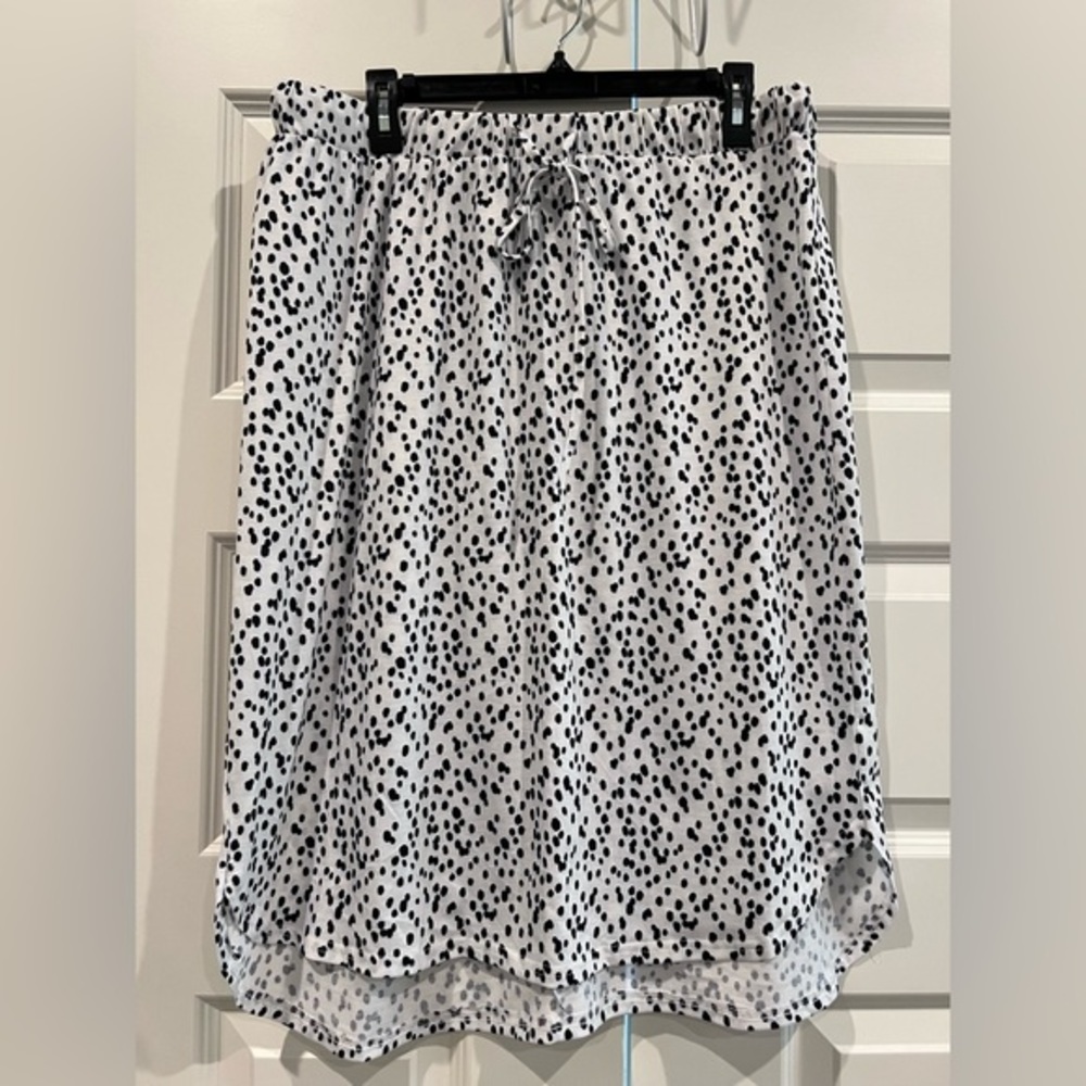 NWOT Tickled Teal pull-on midi skirt. Black/white